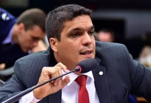 O Cabo Daciolo anuncia pré-candidatura às eleições de 2026, prometendo transformar a "COLÔNIA BRASILEIRA" em Nação Brasileira.