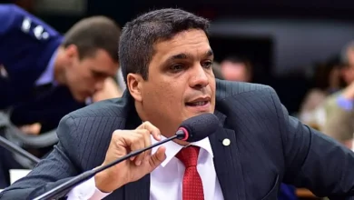 O Cabo Daciolo anuncia pré-candidatura às eleições de 2026, prometendo transformar a "COLÔNIA BRASILEIRA" em Nação Brasileira.