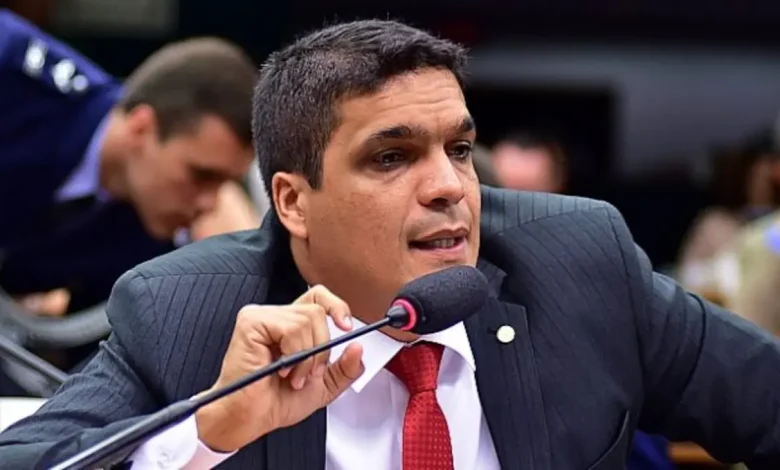 Cabo Daciolo Anuncia Pré-Candidatura às Eleições de 2026 1 O Cabo Daciolo anuncia pré-candidatura às eleições de 2026, prometendo transformar a "COLÔNIA BRASILEIRA" em Nação Brasileira.