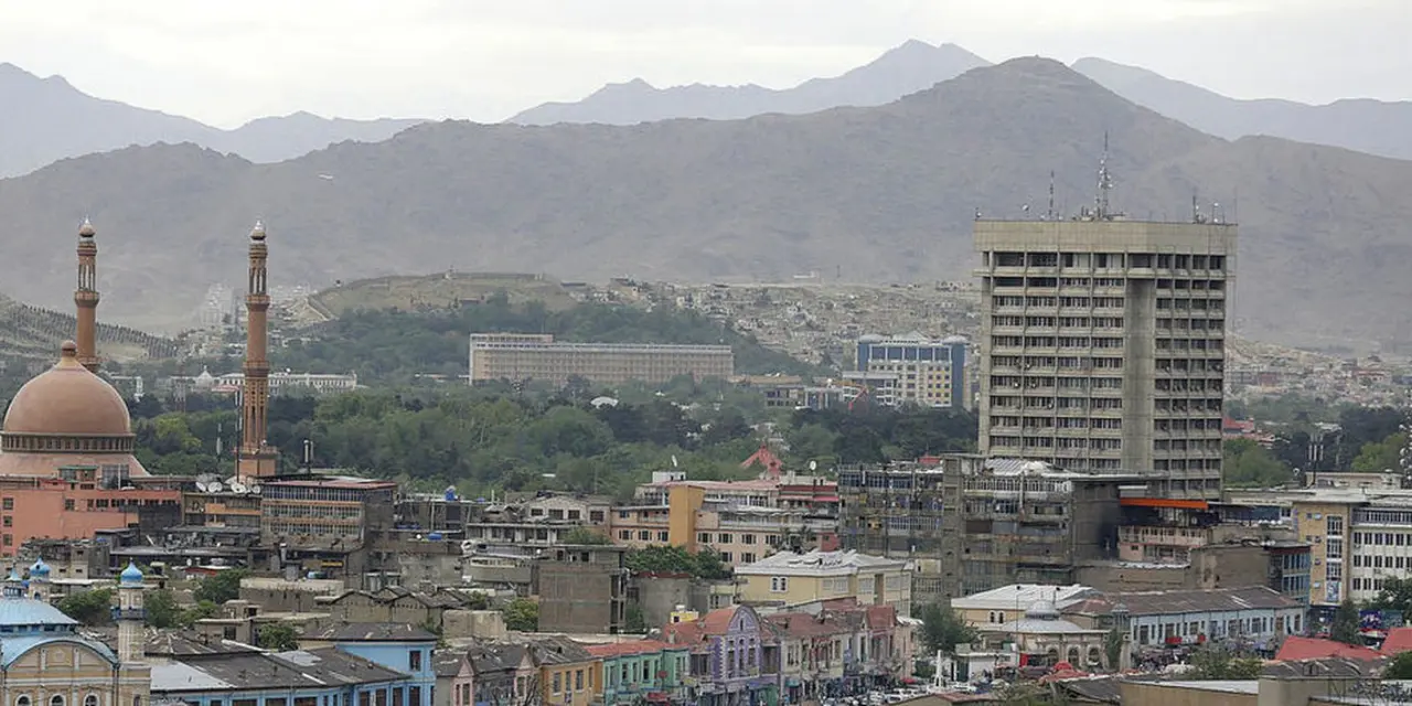 Após 48 horas de bloqueio, o Afeganistão restaurou parcialmente a internet, mas consequências ainda são sentidas. A ONU critica o corte de comunicação, que prejudica a estabilidade econômica e os direitos humanos.