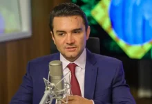 União Brasil afasta ministro Celso Sabino de Turismo por apoio a Lula. Governador Ronaldo Caiado acusa Sabino de traição, partido abre processo. Lula minimiza pressão de partidos.
