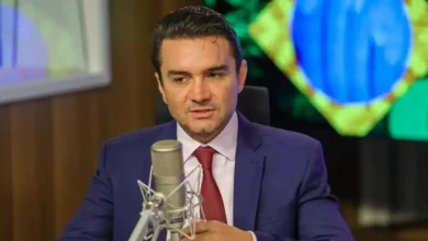 União Brasil afasta ministro Celso Sabino de Turismo por apoio a Lula. Governador Ronaldo Caiado acusa Sabino de traição, partido abre processo. Lula minimiza pressão de partidos.