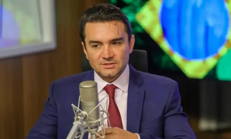 União Brasil afasta ministro Celso Sabino de Turismo por apoio a Lula. Governador Ronaldo Caiado acusa Sabino de traição, partido abre processo. Lula minimiza pressão de partidos.