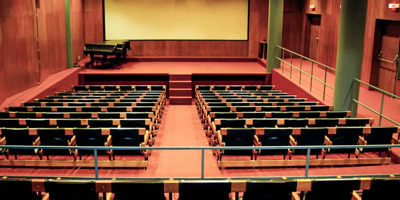 Festival Mate com Angu de Cinema: aproxima o cinema ao público com produções autorais gratuitas em espaços públicos em Duque de Caxias (RJ).
