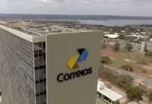 Correios enfrenta crise financeira em 2024 e busca reverter a situação com empréstimo de R$ 20 bilhões e medidas de ajuste, incluindo demissão voluntária e venda de imóveis.