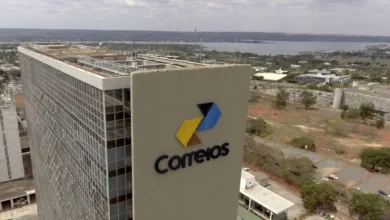 Correios enfrenta crise financeira em 2024 e busca reverter a situação com empréstimo de R$ 20 bilhões e medidas de ajuste, incluindo demissão voluntária e venda de imóveis.