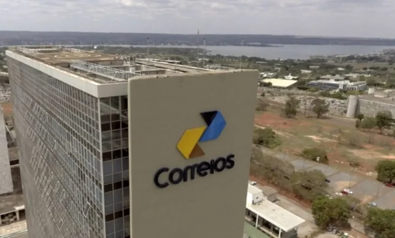 Correios enfrenta crise financeira em 2024 1 Correios enfrenta crise financeira em 2024 e busca reverter a situação com empréstimo de R$ 20 bilhões e medidas de ajuste, incluindo demissão voluntária e venda de imóveis.