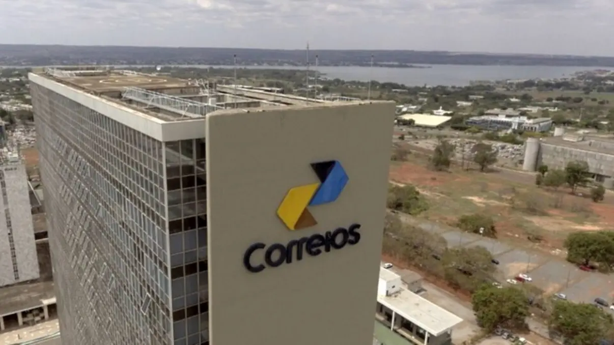 Correios enfrenta crise financeira em 2024 e busca reverter a situação com empréstimo de R$ 20 bilhões e medidas de ajuste, incluindo demissão voluntária e venda de imóveis.