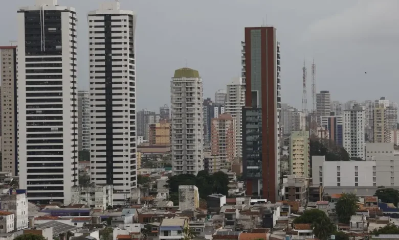 Clima e Planejamento: Um Desafio para 85% das Cidades Brasileiras 1 Com a COP30 se aproximando, discussão sobre o clima ganha destaque, mas apenas 15% das cidades brasileiras têm plano de adaptação às mudanças climáticas.