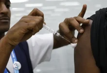 Mais de 30 mil salas de vacinação abertas no país oferecem gratuitamente mais de 15 vacinas, incluindo HPV, febre amarela e sarampo, em uma campanha de multivacinação.
