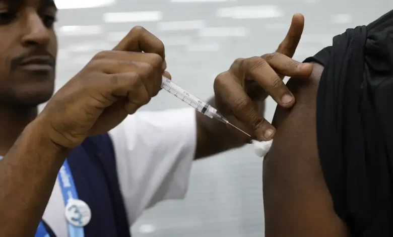 Mais de 30 mil salas de vacinação abertas no país oferecem multivacinação gratuita 1 Mais de 30 mil salas de vacinação abertas no país oferecem gratuitamente mais de 15 vacinas, incluindo HPV, febre amarela e sarampo, em uma campanha de multivacinação.