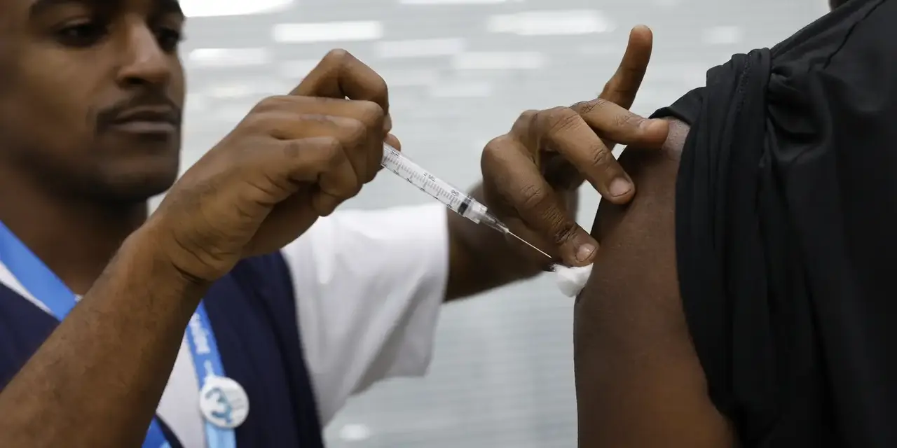 Mais de 30 mil salas de vacinação abertas no país oferecem gratuitamente mais de 15 vacinas, incluindo HPV, febre amarela e sarampo, em uma campanha de multivacinação.