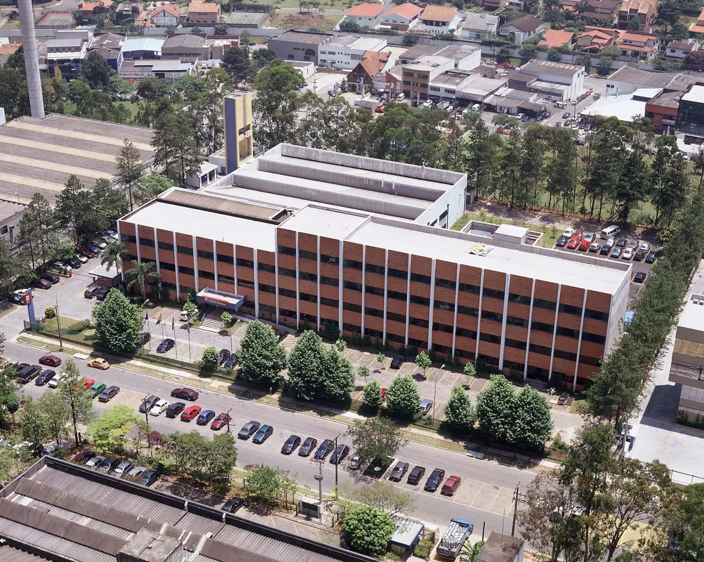 Dasa vende operações na Argentina e medicina ocupacional por R$ 700 milhões. Movimento estratégico visa fortalecer posição no mercado brasileiro e investir em inovação. Ações da Dasa sobem 8% após a transação.