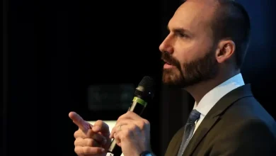 Ministro do STF rejeita pedido de suspensão da denúncia contra Eduardo Bolsonaro, deputado federal acusado de crimes relacionados a sanções dos EUA ao Brasil.