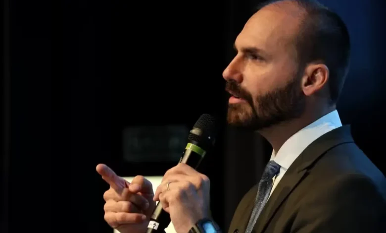 Ministro do STF rejeita pedido de suspensão da denúncia contra Eduardo Bolsonaro 1 Ministro do STF rejeita pedido de suspensão da denúncia contra Eduardo Bolsonaro, deputado federal acusado de crimes relacionados a sanções dos EUA ao Brasil.