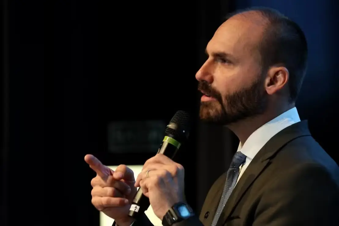 Ministro do STF rejeita pedido de suspensão da denúncia contra Eduardo Bolsonaro, deputado federal acusado de crimes relacionados a sanções dos EUA ao Brasil.
