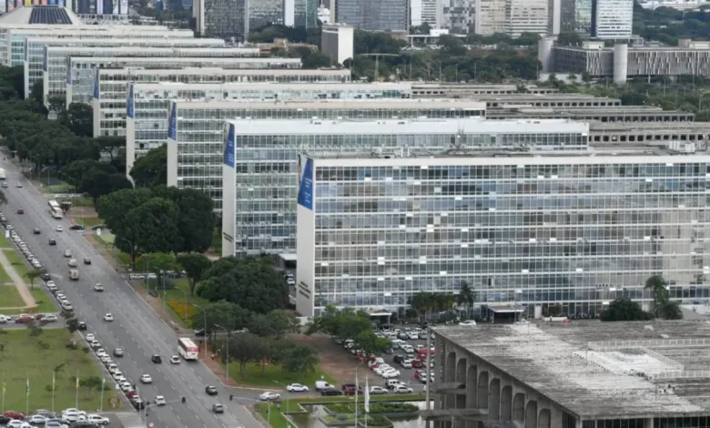 PEC da Reforma Administrativa: Governança Pública e Transformação Digital 1 "PEC da reforma administrativa: proposta visa aperfeiçoar governança pública, promover transformação digital e extinguir privilégios no funcionalismo brasileiro."