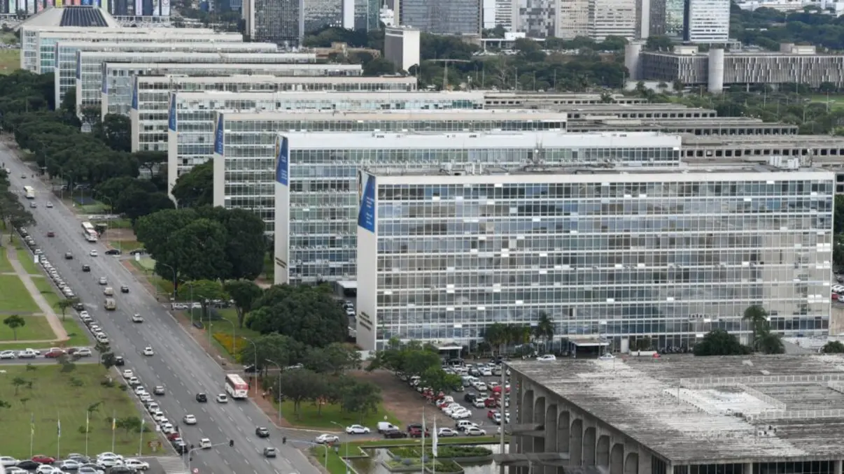PEC da Reforma Administrativa: Governança Pública e Transformação Digital 14 "PEC da reforma administrativa: proposta visa aperfeiçoar governança pública, promover transformação digital e extinguir privilégios no funcionalismo brasileiro."