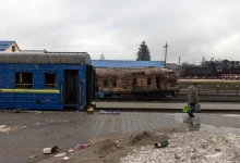 Ataque de drones russos em estação ferroviária na Ucrânia mata um civil e fere pelo menos 30 pessoas, incluindo crianças. Zelenskyy condena o ataque como terrorismo e exige ação concreta dos aliados da OTAN.