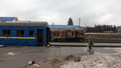 Ataque de drones russos em estação ferroviária na Ucrânia mata um civil e fere pelo menos 30 pessoas, incluindo crianças. Zelenskyy condena o ataque como terrorismo e exige ação concreta dos aliados da OTAN.