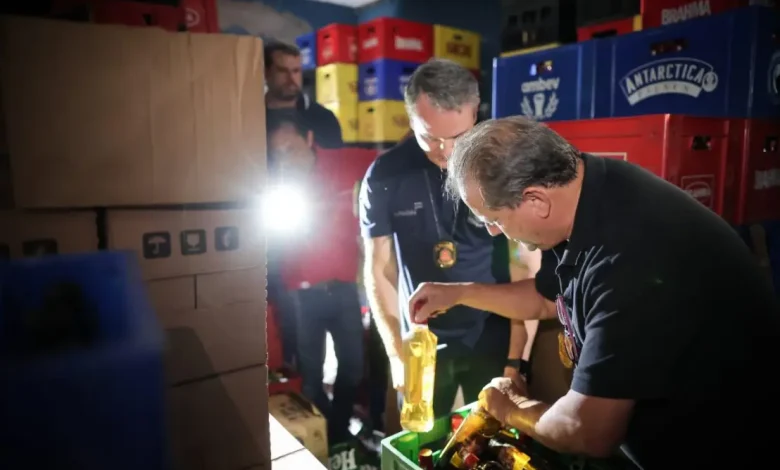 Justiça autoriza destruição de 100 mil vasilhames apreendidos em SP. Decisão busca evitar uso em esquemas de adulteração de bebidas, que podem conter metanol e representar risco à saúde pública.