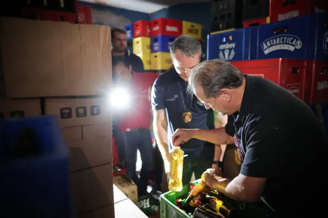 Justiça autoriza destruição de 100 mil vasilhames apreendidos em SP. Decisão busca evitar uso em esquemas de adulteração de bebidas, que podem conter metanol e representar risco à saúde pública.