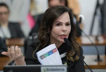 Após 6 anos de tramitação, o projeto de lei que cria o Sistema Nacional de Educação (SNE) foi aprovado pelo Senado. A proposta define diretrizes para educação de qualidade, com foco em dados, investimento por aluno e padrões mínimos. A sanção presidencial é o próximo passo.