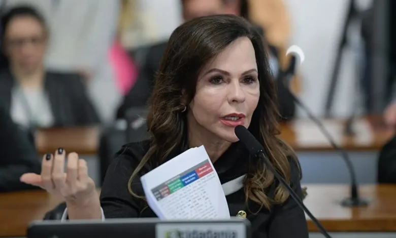 Senado aprova projeto de lei que cria o Sistema Nacional de Educação 1 Após 6 anos de tramitação, o projeto de lei que cria o Sistema Nacional de Educação (SNE) foi aprovado pelo Senado. A proposta define diretrizes para educação de qualidade, com foco em dados, investimento por aluno e padrões mínimos. A sanção presidencial é o próximo passo.
