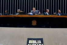 Câmara coloca em pauta projeto para criar bancada cristã, unindo frentes parlamentares católica e evangélica, ampliando poder de influência.
