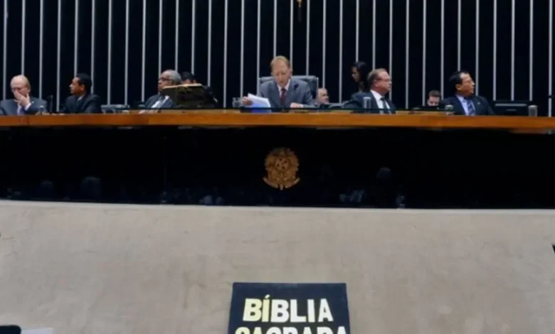Câmara coloca em pauta projeto para criar bancada cristã unindo católica e evangélica 1 Câmara coloca em pauta projeto para criar bancada cristã, unindo frentes parlamentares católica e evangélica, ampliando poder de influência.