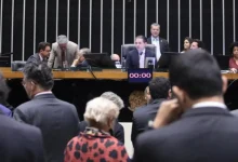 Câmara dos Deputados aprova projeto de lei que estabelece licença menstrual remunerada para mulheres que sofrem com sintomas graves durante o período menstrual.