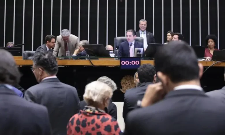 Câmara dos Deputados Aprova Licença Menstrual Remunerada 1 Câmara dos Deputados aprova projeto de lei que estabelece licença menstrual remunerada para mulheres que sofrem com sintomas graves durante o período menstrual.