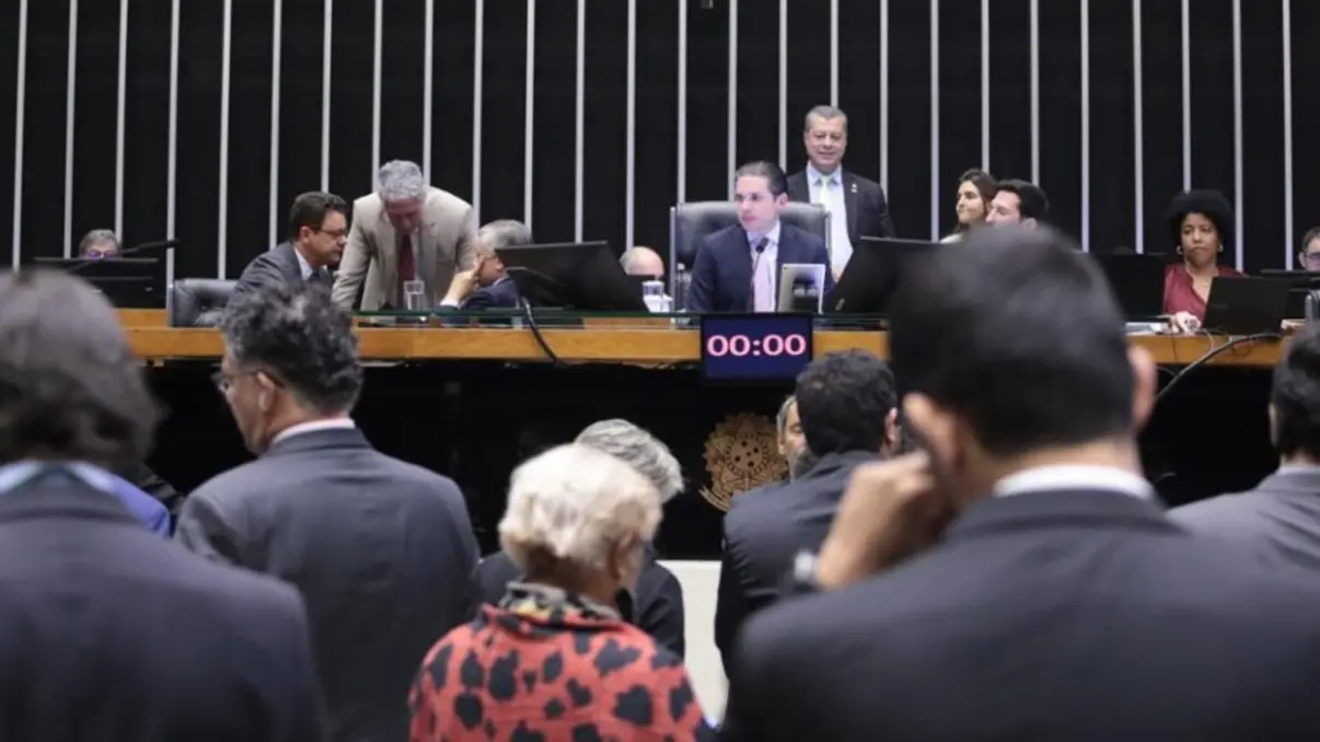 Câmara dos Deputados Aprova Licença Menstrual Remunerada 14 Câmara dos Deputados aprova projeto de lei que estabelece licença menstrual remunerada para mulheres que sofrem com sintomas graves durante o período menstrual.