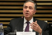 Ministro do Supremo Tribunal Federal concede liminar permitindo que enfermeiros e técnicos de enfermagem assistam em abortos legais em casos específicos.