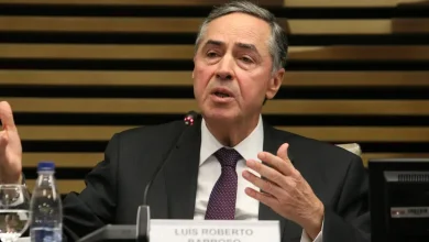 Ministro do Supremo Tribunal Federal concede liminar permitindo que enfermeiros e técnicos de enfermagem assistam em abortos legais em casos específicos.