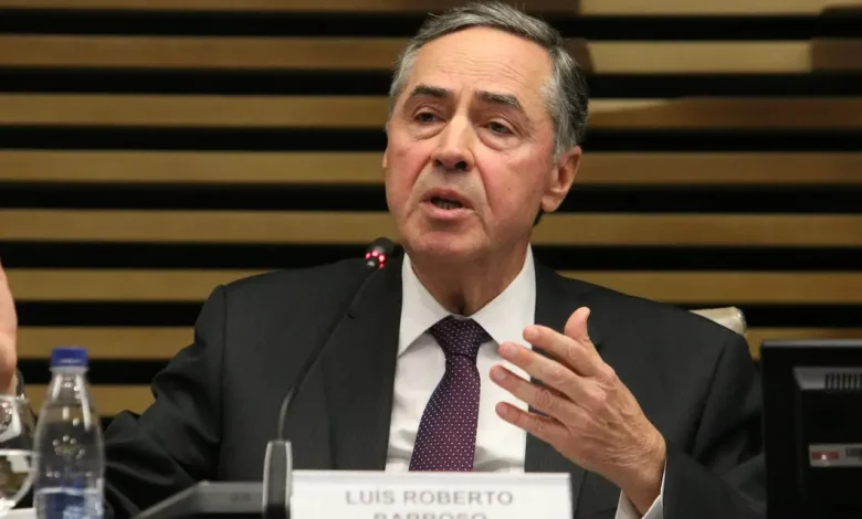 Ministro do Supremo Tribunal Federal concede liminar permitindo assistência de enfermeiros em abortos legais 1 Ministro do Supremo Tribunal Federal concede liminar permitindo que enfermeiros e técnicos de enfermagem assistam em abortos legais em casos específicos.