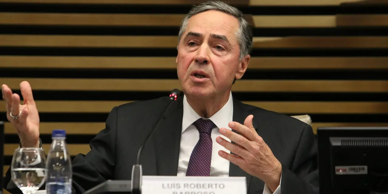 Ministro do Supremo Tribunal Federal concede liminar permitindo que enfermeiros e técnicos de enfermagem assistam em abortos legais em casos específicos.