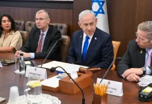 Benjamin Netanyahu ordenou ataques na Faixa de Gaza após acusar o Hamas de violar o acordo de cessar-fogo. O conflito na região permanece tensa, com risco de um conflito mais amplo.