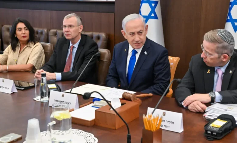 Benjamin Netanyahu ordena ataques na Faixa de Gaza após acusar Hamas de violar acordo de cessar-fogo. 1 Benjamin Netanyahu ordenou ataques na Faixa de Gaza após acusar o Hamas de violar o acordo de cessar-fogo. O conflito na região permanece tensa, com risco de um conflito mais amplo.