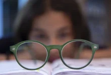 Projeto Recicla Visão transforma plástico em armações de óculos de grau para crianças em comunidades carentes, oferecendo exames gratuitos e oficinas educativas.