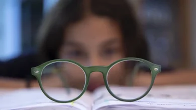 Projeto Recicla Visão transforma plástico em armações de óculos de grau para crianças em comunidades carentes, oferecendo exames gratuitos e oficinas educativas.