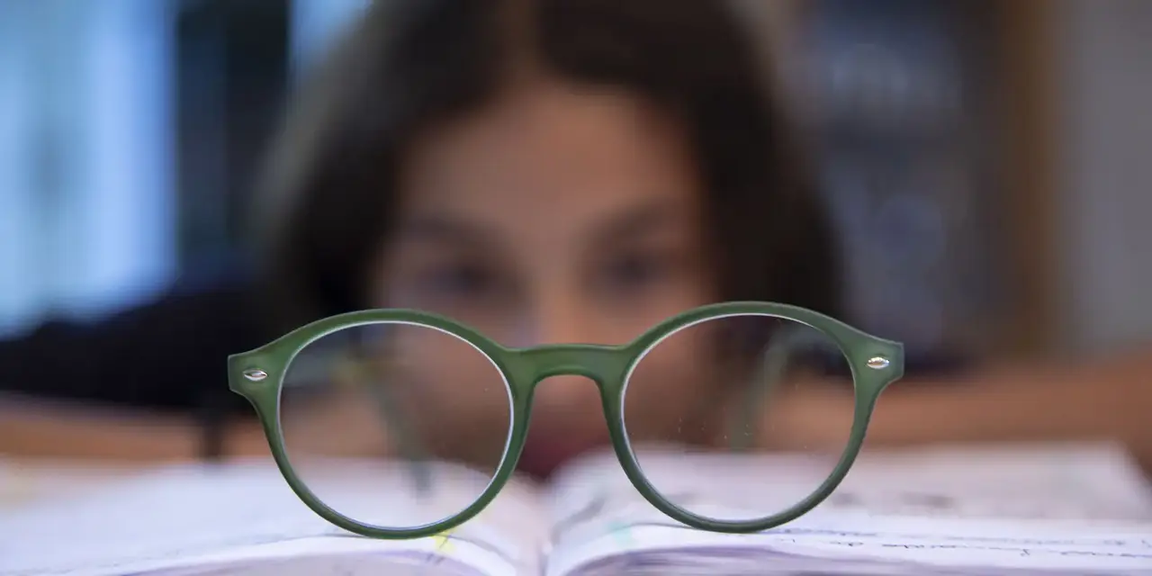 Projeto Recicla Visão transforma plástico em armações de óculos de grau para crianças em comunidades carentes, oferecendo exames gratuitos e oficinas educativas.