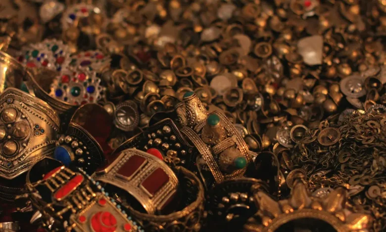 Mergulhadores encontram navio naufragado de 1715 com milhões em moedas. Descoberta reacende debate sobre propriedade do tesouro do "Nuestra Señora de Atocha". Legislação complexa e disputas entre governos e empresas envolvidas.