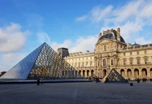 Museu do Louvre em Paris sofre assalto surpreendente e indignação nacional, com joias imperiais roubadas e falta de segurança questionada.
