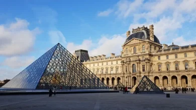 Museu do Louvre em Paris sofre assalto surpreendente e indignação nacional, com joias imperiais roubadas e falta de segurança questionada.