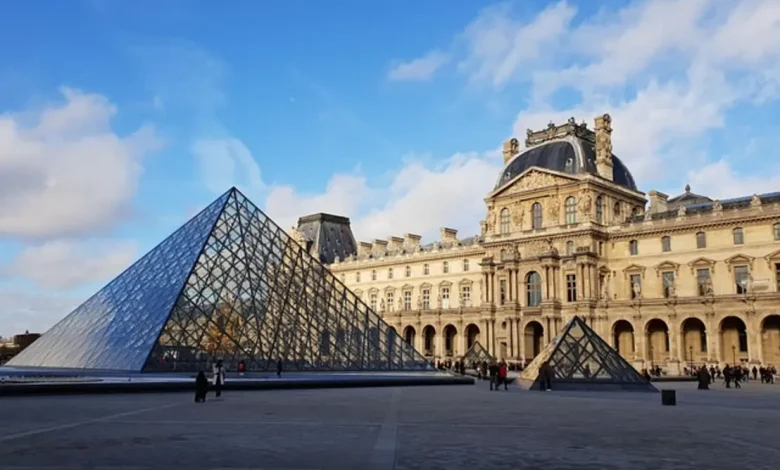 Assalto Surpreendente no Museu do Louvre 1 Museu do Louvre em Paris sofre assalto surpreendente e indignação nacional, com joias imperiais roubadas e falta de segurança questionada.
