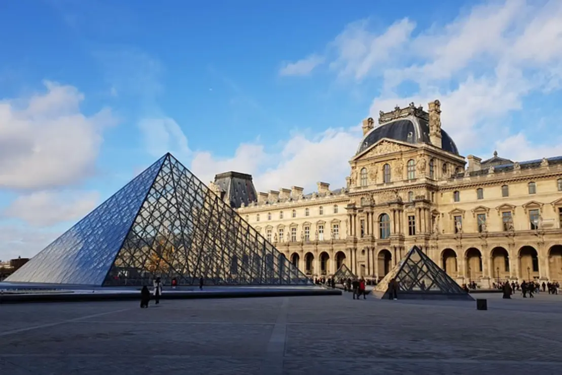 Museu do Louvre em Paris sofre assalto surpreendente e indignação nacional, com joias imperiais roubadas e falta de segurança questionada.