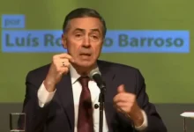 Ministro Luís Roberto Barroso afirma intenção de permanecer no STF até sua aposentadoria compulsória em 2033. Após deixar a presidência, Barroso descarta aposentadoria imediata e reconhece a importância do tribunal para o Brasil.