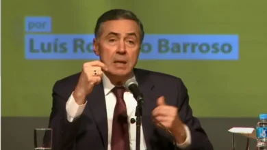 Ministro Luís Roberto Barroso afirma intenção de permanecer no STF até sua aposentadoria compulsória em 2033. Após deixar a presidência, Barroso descarta aposentadoria imediata e reconhece a importância do tribunal para o Brasil.