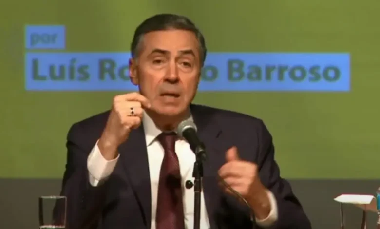 Ministro Luís Roberto Barroso afirma intenção de permanecer no STF até sua aposentadoria compulsória em 2033. Após deixar a presidência, Barroso descarta aposentadoria imediata e reconhece a importância do tribunal para o Brasil.
